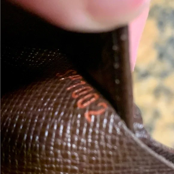 LOUIS VUITTON
Damier Ebene Alexandra Wallet - Picture 4 of 17